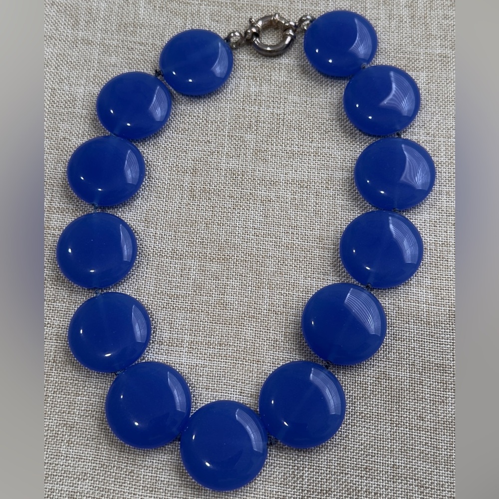 Short necklace in royal blue